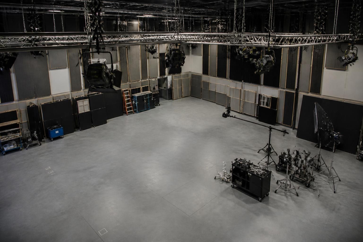 découvrez comment choisir le plateau de tournage idéal en tenant compte de la surface, de la hauteur sous grill et de l'insonorisation pour optimiser vos productions.